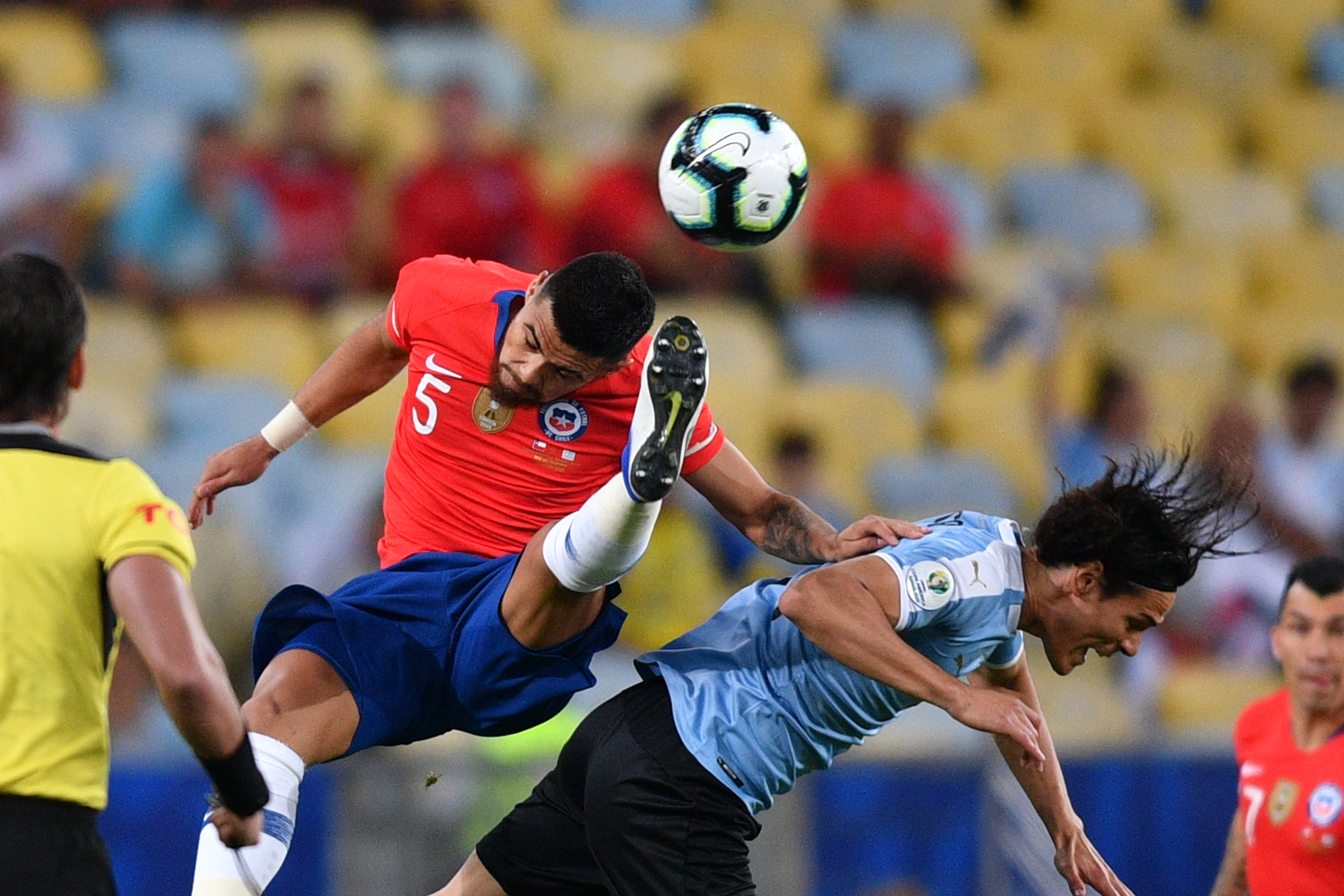 足球比赛场面火爆,球员状态火热表现抢眼 足球比赛场面火爆,球员状态火热表现抢眼