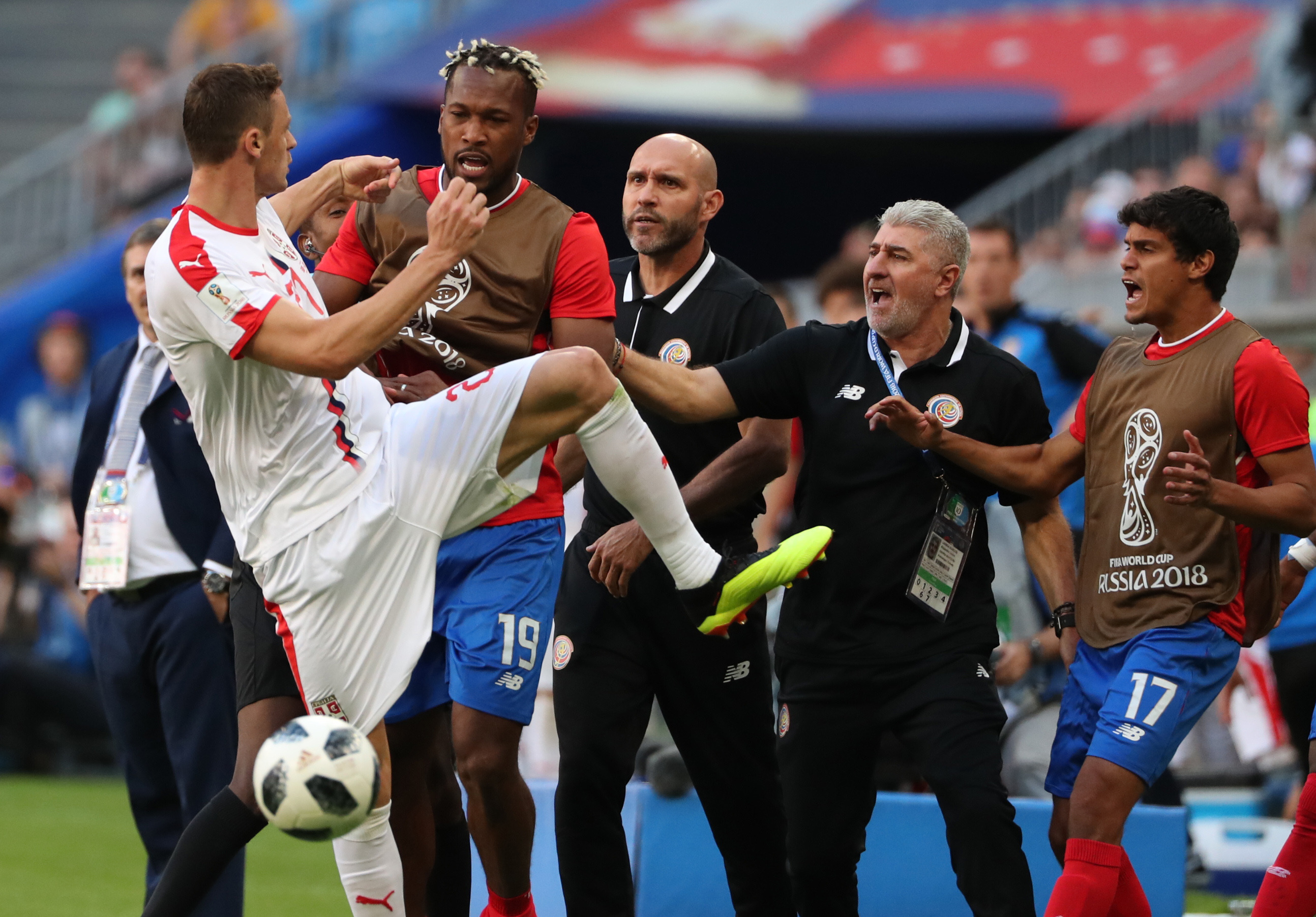 足球比赛场面火爆,球员状态火热表现抢眼 足球比赛场面火爆,球员状态火热表现抢眼