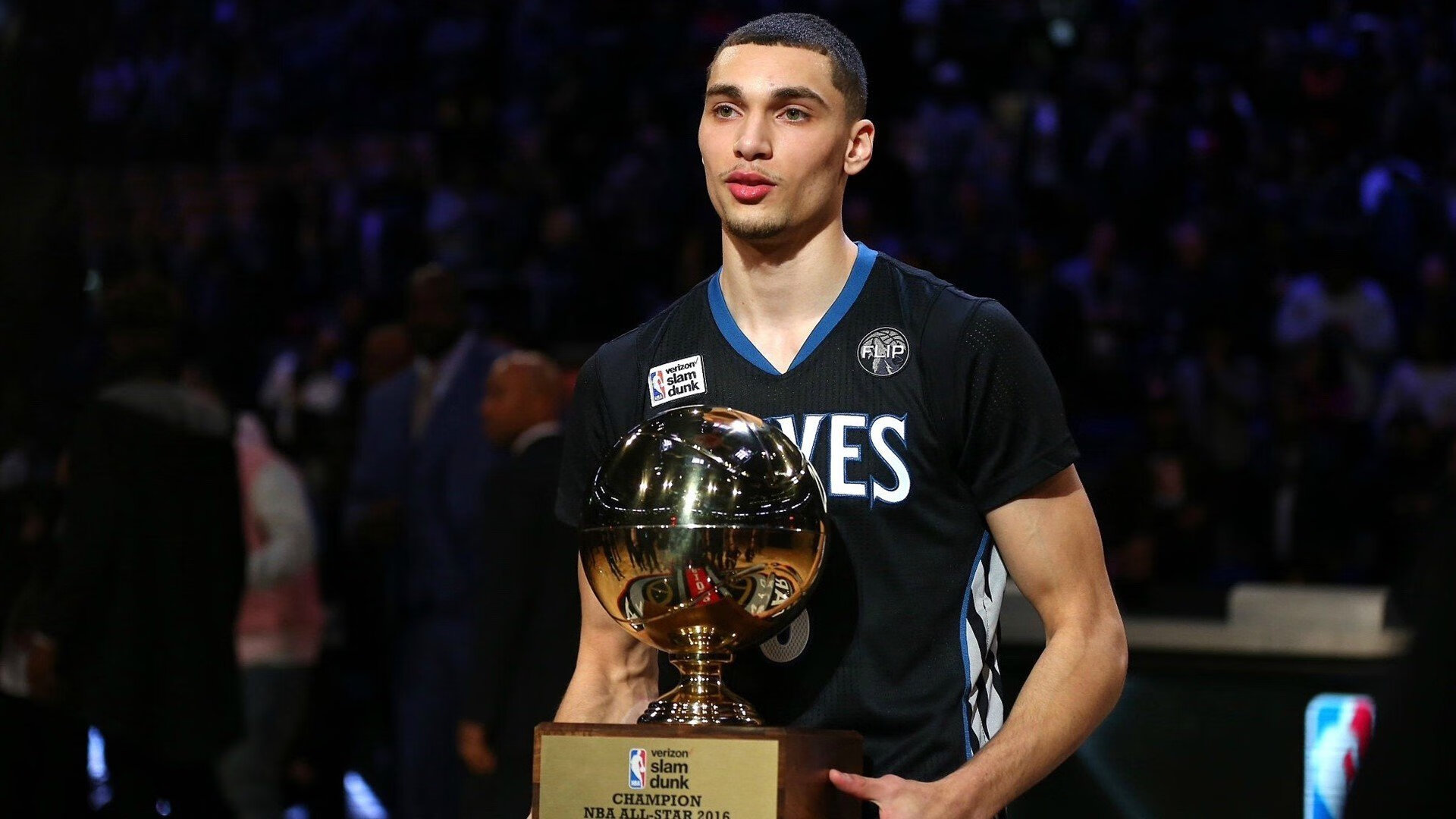 雄鹿碾压深圳队，锡安点燃赛场，当NBA的巨兽撞上CBA的孤勇